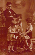 CPA - FANTAISIE - Couple Et Ses Enfants Dans Le Salon - CARTE POSTALE ANCIENNE - Paare