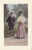 CPA - FANTAISIE - Couple Aux Chapeaux Dans Le Parc - CARTE POSTALE ANCIENNE - Paare