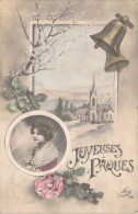 CPA - Joyeuses Pâques - Portrait En Médaillon De Femme Avec Un Décor Village- CARTE POSTALE ANCIENNE - Pasen