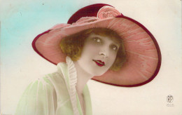 CPA - FANTAISIE - Femme Au Chapeau - Maquillée - CARTE POSTALE ANCIENNE - Women