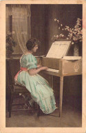 CPA - FANTAISIE - Femme à La Robe Verte Joue Du Piano - CARTE POSTALE ANCIENNE - Vrouwen