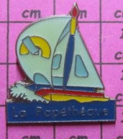 813F Pin's Pins / Beau Et Rare / SPORTS / VOILE VOLIER LA PAPETHEQUE COURSE REGATE - Zeilen