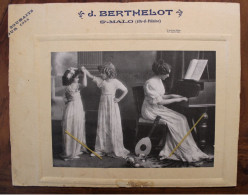 Photo 1914 St Malo Pianiste Musicienne Mère Jouant Au Piano Avec Ses Enfants Tirage Print Vintage - Oud (voor 1900)
