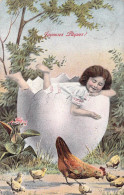 ANIMAUX - Enfant Dans Un Oeuf Nourrit Une Poule Et Ses Poussins - Joyeuses Pâques - Carte Postale Ancienne - Otros & Sin Clasificación