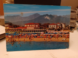 2 Cartoline Marina Di Massa, Piazza Betti E Spiaggia Con Le Alpi Apuane Sullo Sfondo Anni 70 - Massa