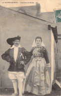 FOLKLORE - COSTUMES - LE BOURG DE BATZ - Costumes De Mariés - Carte Postale Ancienne - Kostums