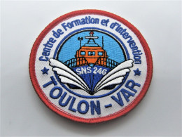 ECUSSON SAUVETAGE EN MER SNSM LE CFI DE TOULON 83 VAR SCRATCH AU DOS 80MM - Firemen