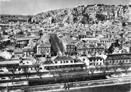 Cavaillon * La Gare Et Vue Générale Du Village * Ligne Chemin De Fer Vaucluse * Train - Cavaillon