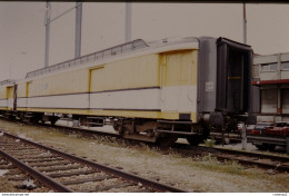 Photo Diapo Diapositive Slide Train Locomotive Wagon Postal La Poste Le 20/04/2000 VOIR ZOOM - Diapositives