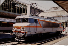 Photo Diapo Diapositive Slide Train Wagon Locomotive Electrique BB 22399 Le 19/06/2000 VOIR ZOOM - Diapositives