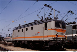 Photo Diapo Diapositive Slide Train Wagon Locomotive Electrique SNCF BB 80006 à IVRY Le 26/07/1996 VOIR ZOOM - Diapositives