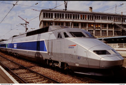 Photo Diapo Diapositive Slide Train Wagon Locomotive TGV SNCF N°87 à PARIS GARE DE LYON Le 31/07/1996 VOIR ZOOM - Diapositives