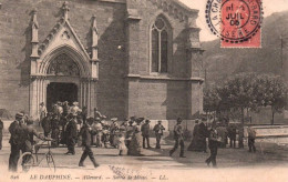 Allevard - Place De L'église Et La Sortie De La Messe - Allevard