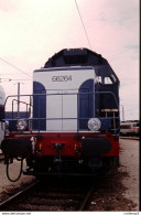 Photo Diapo Diapositive Slide Train Wagon Locomotive Diesel SNCF BB 66264 De Face à VSG Le 09/08/1996 VOIR ZOOM - Diapositives