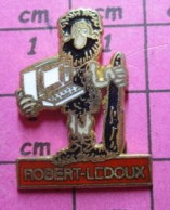 513G Pin's Pins / Beau Et Rare / INFORMATIQUE / ROBERT LEDOUX HOMME DES CAVERNES AVEC MINITEL OU ORDINATEUR - Informatique