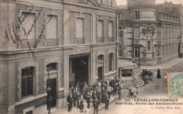 Levallois Perret - Rue Gide - Sortie Des Ateliers PICON - Ouvriers Usine - Bureau De L'octroi - Levallois Perret