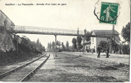 ASTAFFORT - La Passerelle, Arrivée D'un Train En Gare - Astaffort