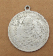 004, Médaille Alu Vers La Victoire Campagne 1914-1915 J'offre Cette Mascotte Au Vaillant Soldat - Frankrijk