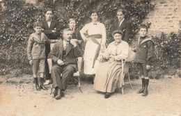 CARTE PHOTO - Photographie De Famille Dans Leur Jardin - Carte Postale Ancienne - Photographs