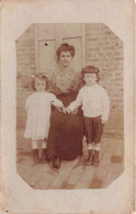 ENFANTS - Photo De Famille - Deux Petites Filles Avec Leur Mère - Carte Postale Ancienne - Children And Family Groups