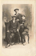 CARTE PHOTO - Photographie - Trois Jeunes Hommes Posant - Carte Postale Ancienne - Photographs