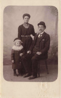 CARTE PHOTO - Photographie - Des Parents Avec Leur Petite Fille - Col à Fourrure  - Carte Postale Ancienne - Photographs