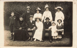 CARTE PHOTO - Photographie - Photo De Famille Dans Un Parc Publique  - Carte Postale Ancienne - Photographs