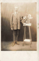 CARTE PHOTO - Photographie - Portrait D'un Homme Debout Près Un Pot De Fleur - Carte Postale Ancienne - Photographs