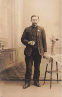 CARTE PHOTO - Photographie - Portrait D'un Homme Debout Près Un Pot De Fleur Avec Une Cigarette - Carte Postale Ancienne - Photographs