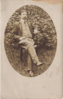 CARTE PHOTO - Photographie - Portrait D'un Homme Assis Sur Une Chaise Dans Un Jardin - Carte Postale Ancienne - Photographs