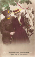 COUPLES - A Vous Mes Fleurs - Un Gendarme Et Son Cheval Avec Sa Fiancée - Colorisé - Carte Postale Ancienne - Coppie