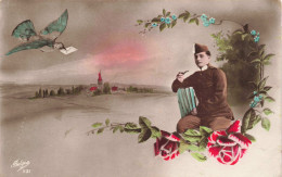 MILITARIA - Un Oiseau Portant Une Lettre à Un Soldat - Rose Rouge Et Fleurs Bleues - Colorisé - Carte Postale Ancienne - Characters