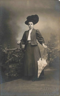 CARTE PHOTO - Photographie - Portrait D'une Femme Tenant Un Parapluie - Carte Postale Ancienne - Photographs