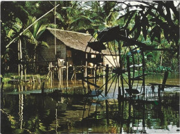 Monde D''Angkor Habitation Cambodgienne Sur Pilotis Avec Sa Roue A Aubes Au Bord De La Rivière - Thaïlande
