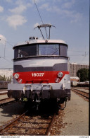 Photo Diapo Diapositive Slide Train Wagon Locomotive Electrique SNCF BB 16027 De Face Le 22/08/1996 VOIR ZOOM - Diapositives