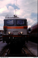 Photo Diapo Diapositive Slide Train Wagon Locomotive Electrique SNCF BB 16700 à LA VILLETTE Le 26/08/1996 VOIR ZOOM - Diapositives