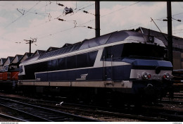 Photo Diapo Diapositive Slide Train Wagon Locomotive Diesel SNCF CC 72076 à LA VILLETTE Le 26/08/1996 VOIR ZOOM - Diapositives