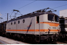 Photo Diapo Diapositive Slide Train Wagon Locomotive Electrique SNCF BB 80003 à PARIS SO Le 04/09/1996 VOIR ZOOM - Diapositives