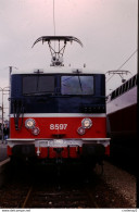 Photo Diapo Diapositive Slide Train Wagon Locomotive Electrique SNCF BB 8597 De Face Le 13/09/1996 VOIR ZOOM - Diapositives