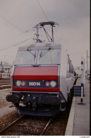 Photo Diapo Diapositive Slide Train Wagon Locomotive Electrique SNCF SYBIC BB 26014 De Face Le 13/09/1996 VOIR ZOOM - Diapositives