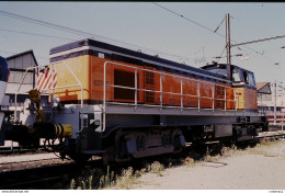 Photo Diapo Diapositive Slide Train Wagon Locomotive Diesel SNCF BB 63747 à LA VILLETTE Le 16/09/1996 VOIR ZOOM - Diapositives