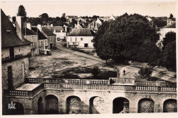 Jumilhac Le Grand * Place Et Cour Du Château * Camion - Otros & Sin Clasificación