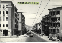 Sardegna-cagliari Via Pessina Veduta Panoramica Via Animata Negozi Vespa Fiat 1100 Filobus Furgone Ape - Cagliari