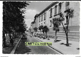 Calabria-vibo Valentia Corso Umberto I Differente Veduta Viale Passeggiata Auto Epoca Anni 50 Vespa Persone Bar Tavoli - Vibo Valentia