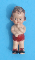 Ancienne Poupée - Fillette Cheveux Bouclés Avec Un Doigt Sur La Bouche - Plastique Dur - Année 1950 - Dolls