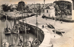 La Rochelle * Balises Ou Bouée En Métal * Bateaux De Pêche , Vue Générale Du Port - La Rochelle