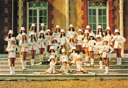 Beaumesnil Beaumont * Les Majorettes Devant Le Château De Melleville - Other & Unclassified