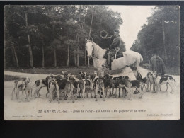 44 LE GAVRE DANS LA FORET LA CHASSE UN PIQUEUR ET SA MEUTE - 8581 - Le Gavre