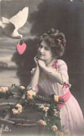 FANTAISIE - Femme Souriante à La Robe Rose Et Blanche - Colombe  - Carte Postale Ancienne - Donne