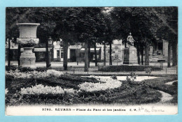 CP 92 - Sèvres - Place Du Parc Et Les Jardins - Sevres